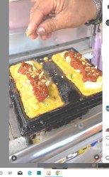 Basodara bapa mama penggemar jajanan favorit harus tes rasa martabat topping telur balutan sambal Bandung martabak pak ade di Jalan Batayu Kota Bandung.