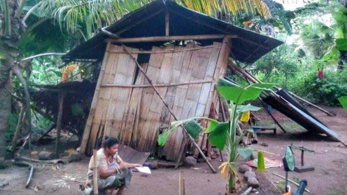 MARTINA - Martina Bala (53), seorang janda asal Kampung Magesayang, Dusun Wairbleler, Desa Hoder, Kecamatan Waigete, Kabupaten Sikka, berada di depan rumahnya, Senin (5/5).