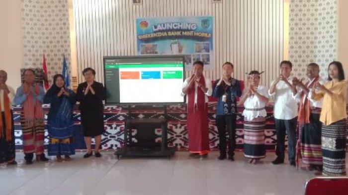 Foto bersama Kepala SMKN 1 Kupang Drs. Mixon RN Abineno bersama perwakilan BTN Cabang Kupang dan para guru usai launching Bank Mini