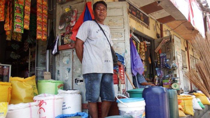Krisis minyak tanah sudah terjadi selama dua bulan ini di Kabupaten Sikka. Tampak suasana sepi di pangkalan minyak tanah di Pasar Alok Maumere Kabupaten Sikka, Rabu (9/4).