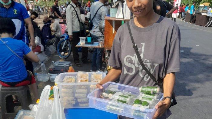 Kuliner NTT Nona Rambut Ikal Berkepang Jual Kue Lampar di Kupang Car Free Day Jalan El Tari, Sabtu lalu