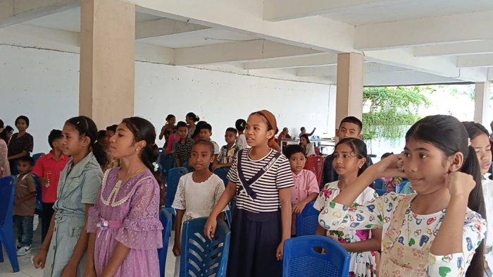 NONO - Nono sedang pose bersama RD Yoakim Konis, Ketua Pelaksana DPP Paroki St. Fransiskus Assisi Adrianus Ceme, dan Ketua Panitia Paskah Johanis Mau bersama anggota dan tokoh masyarakat di Paroki St. Fransiskus Asisi, Minggu (20/4).