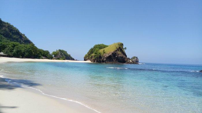 Pantai Koka Maumere atau Koka Beach Maumere, di Desa Wolowiro, Kecamatan Paga, Kabupaten Sikka, Provinsi Nusa Tenggara Timur ( NTT ) Indonesia