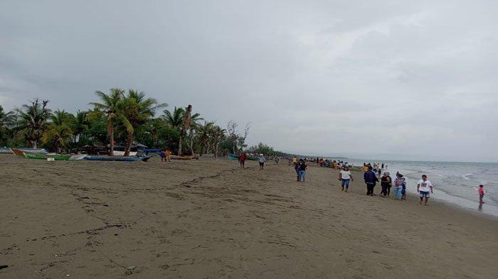 Pengunjung saat menikmati pemandangan alam pasir putih Pantai Motadikin, Kecamatan Malaka Tengah, Sabtu (1/1/2022)