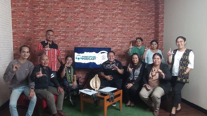 PEDULI HAM - Sekretaris Garamin, Kepala Bagian Hukum Pemkot Kupang dan Pengacara Pembela HAM bersama host Novemy Leo dan sejumlah
aktifis HAM usai Podcast Kota Kupang menuju Kota Peduli HAM, Cahaya Terang Bagi Si rentan, Kamis (10/8).