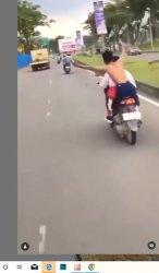 Aksi Anak Baru Gede ABG pelajar berbocengan membuka baju sambil ayunkan celurit di Daerah Grand Wisata Bekasi