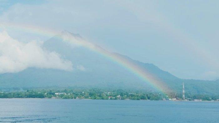 PELANGI - Pelangi kembar atau pelangi ganda yang muncul di langit Kabupaten Flores Timur, NTT, Rabu (16/4)