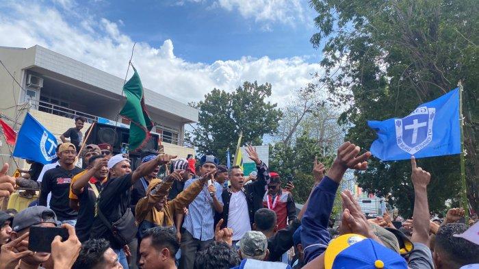 AKSI DEMO - Aksi aksi demo sopir mobil pikap bersama aliansi Cipayung, PMKRI, GMNI, PMII, GMKI, di depan Polda NTT, Selasa (8/7/2025).