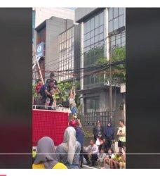 FLYING FOX - Viral Momen Pemadam Kebakaran Damkar Menghibur Anak dengan Membuat Wahana Permainan Mini Flying Fox