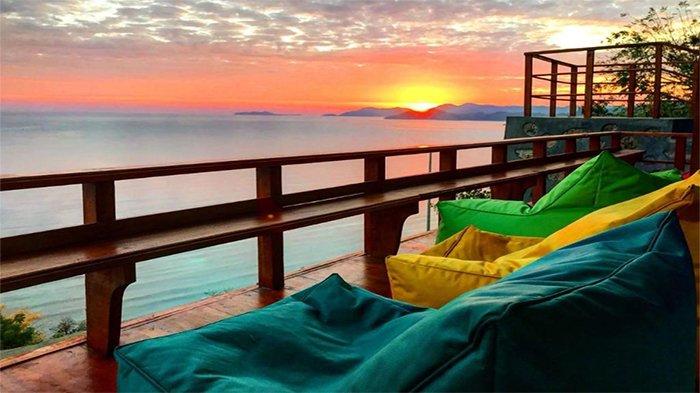 Pemandangan senja dari balkon One Tree Hill Labuan Bajo