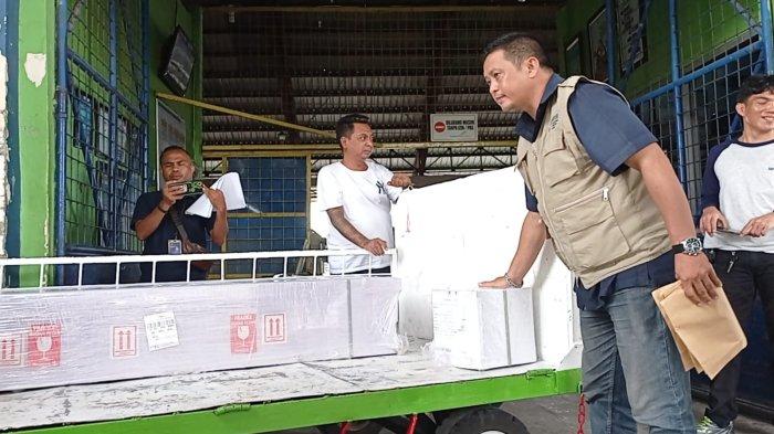 Petugas saat proses pemulangan 2 jenazah TKI ke Kampung asal Desa Litamdi Kecamatan Kobalima Malaka