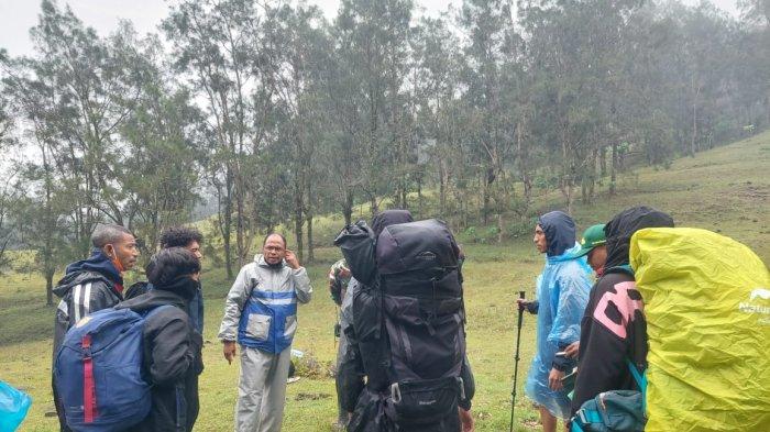 PENCARIAN - Tim BBKSDA NTT dan tim SAR sedang bersiap melakukan pencarian terhadap dua pendaki yang hilang di kawasan Taman Nasional Mutis, Kabupaten Timor Tengah Utara.
