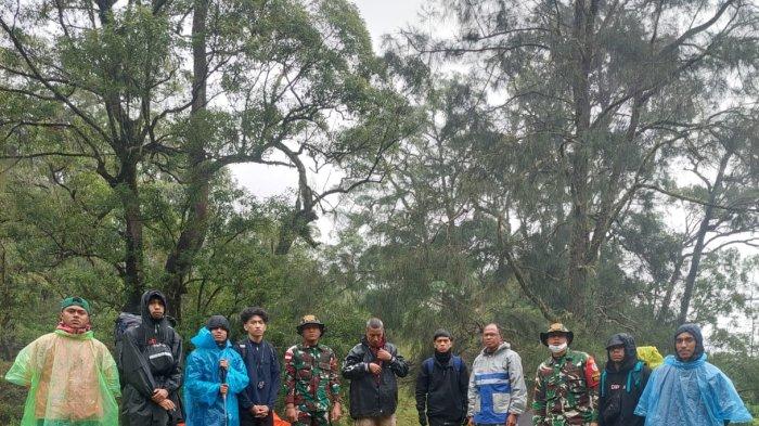 PENCARIAN - Tim BBKSDA NTT dan tim SAR sedang bersiap melakukan pencarian terhadap dua pendaki yang hilang di kawasan Taman Nasional Mutis, Kabupaten Timor Tengah Utara.