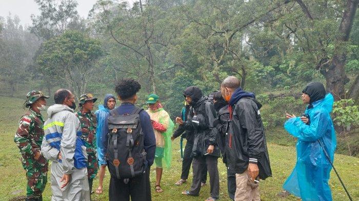 PENCARIAN - Tim BBKSDA NTT dan tim SAR sedang bersiap melakukan pencarian terhadap dua pendaki yang hilang di kawasan Taman Nasional Mutis, Kabupaten Timor Tengah Utara.