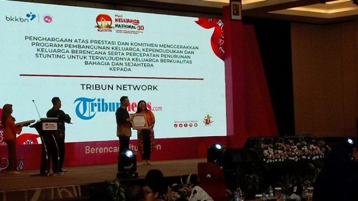 PENGHARGAAN - Pemimpin Redaksi Sriwijaya Post dan Tribun Sumsel Yudie Thirzano saat menerima Apresiasi Penghargaan Program Bangga Kencana dan Percepatan Penurunan Stunting tahun 2023 di Hotel Wyndham, Palembang, Sumatera Selatan, Selasa (4/7/2023).