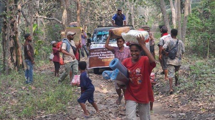 PENYINTAS - Tiga orang pengungsi Gunung Lewotobi sedang duduk di camp pengungsian Desa Kobasoma, Kecamatan Titehena, Flores Timur, NTT, Minggu (18/5).