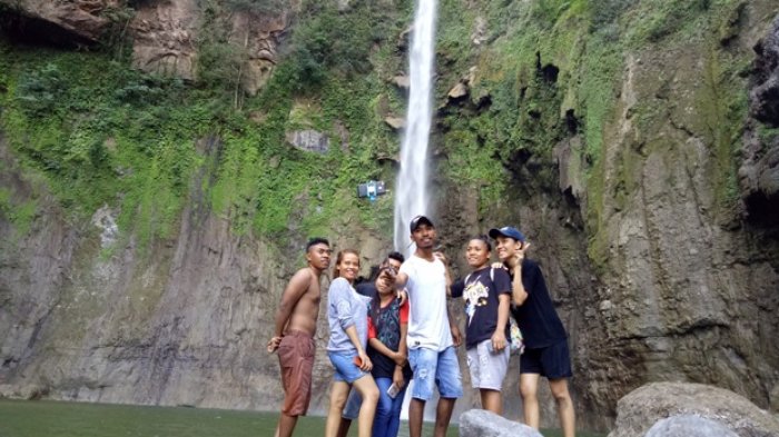 Pengunjung sedang berlsefie ria dikawasan Air Terjun Ngabatata, di Desa Rendubutowe, Kecamatan Aesesa Selatan Kabupaten Nagekeo, P. Flores-NTT, Minggu (24/6/2018).