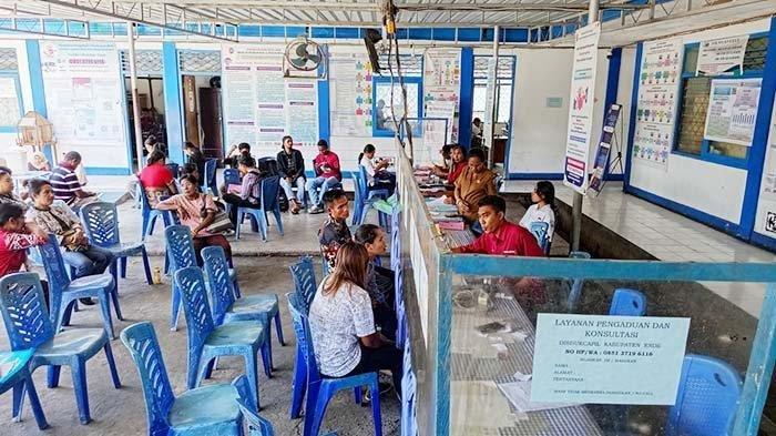 PEREKAMAN - Puluhan warga Kabupaten Ende mendatangi Kantor Dinas Kependudukan dan Catatan Sipil untuk melakukan perekaman e-KTP dan urusan kependudukan lainnya, Selasa, 8 Oktober 2024 lalu.