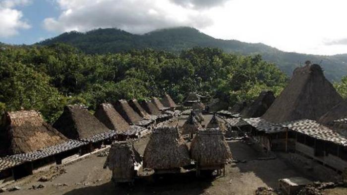 Lanskap Kampung Adat Bena, Ngada, Flores, NTT, Selasa (15/6/2011). Kampung berusia sekitar 1.200 tahun ini kental dengan arsitektur kuno dan budaya megalitik.