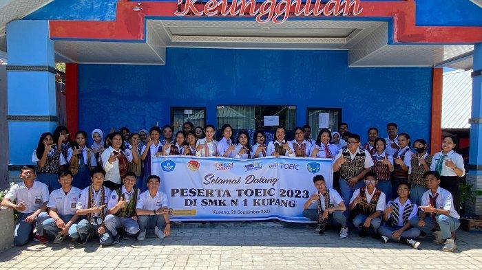PESERTA - Sejumlah guru pose bersama siswa SMKN 1 Kupang peserta TOEIC, Rabu 20 September 2023