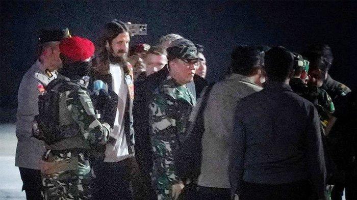 HALIM PERDANAKUSUMA - Petugas menuruni pesawat Boeing 737-200 milik TNI AU yang membawa pilot Susi Air, Phillip Mark Mehrtens, saat tiba Lanud Halim Perdanakusuma, Jakarta, dari Pangkalan TNI AU Yohanis Kapiyau Timika, di Kabupaten Mimika, Papua Tengah, Sabtu (21/9/2024).