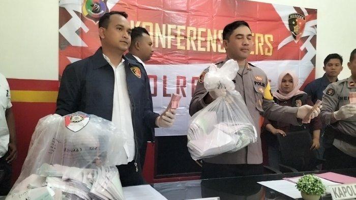 KONFERENSI PERS - Kapolres Ende, KBP I Gede Ngurah Joni Mahardika menjelaskan terkait pemeriksaan dugaan tindak pidana korupsi terhadap pengelolaan penerimaan keuangan RSUD Ende sejak tahun 2022 hingga April 2024, Senin, 20 Mei 2025.