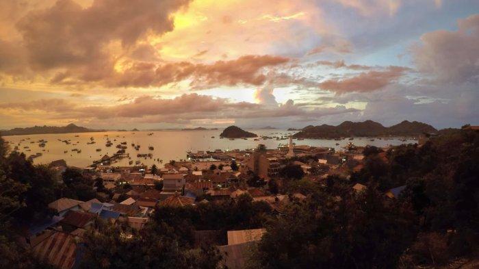 PUNCAK - View sunset dari Puncak Waringin Kota Labuan Bajo Kabupaten Manggarai Barat Provinsi NTT. Selasa 6 September 2022.