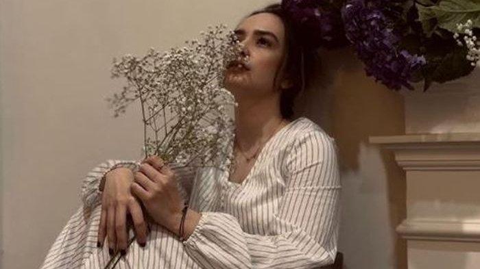 KALUNG -- Putri Anne lepas hijab, inisial kalung yang dipakai jadi sorotan.