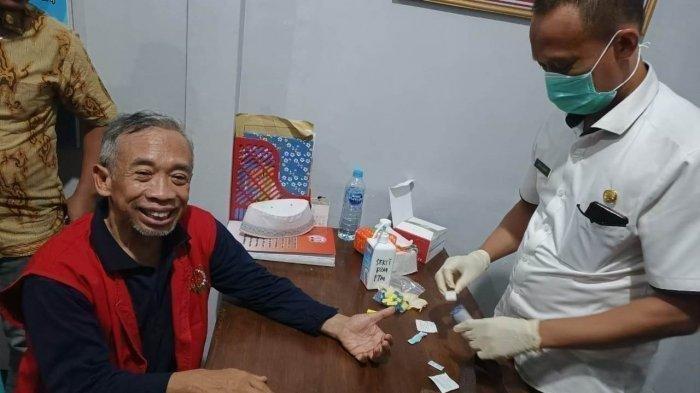 Detik-detik mantan anggota DPR RI, cum pelawak kawakan, H Nurul Qomar, dijebloskan ke dalam penjara di Lapas Kelas IIB Brebes, Rabu (19/8/2020). Qomar menjalani rapid tes sebelum diekskusi dan dijebloskan ke dalam penjara.