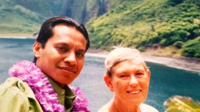 RD Maxi Un Bria (kiri) saat berada di Kalawao- Molokai, 3 Juni 2003.