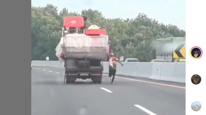 truk pengangkut alat pertanian melaju tidak terkendali di ruas jalan Tol Semarang - Batang jadi Berita Viral