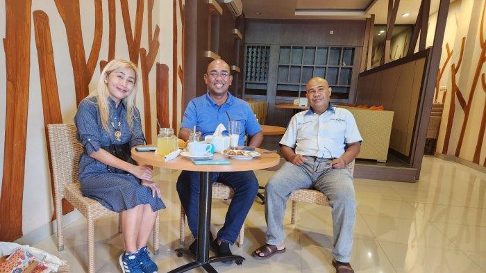 TAHU PETIR TIMOR - penulis kuliner khas ntt, Ferry Ndoen, S.Sos, saat bersama teman merah putih, bro Rudy Moedak, dan ibu Iin Margaret, pimpinan perusahan Harian Umum Pos Kupang santai makan tahun petir Timor, di Naka Hotel Kupang, Sabtu 1 April 2023 sambil minum kopi mix arabika-robusta Timor Naka Hotel Kupang yang menggoyang adrenalin kuliners.