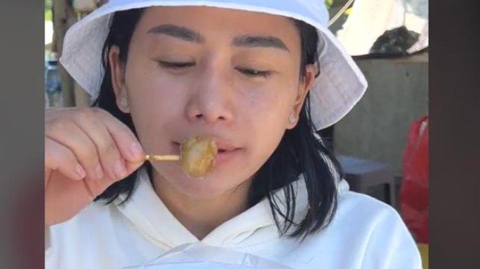 SALOME - Satu lobang rame rame orang Kupang sering istilahkan duku waktu kitong masih kici, tapi salome yang satu ini rasanya enak dan gurih, ini salome di Jalan Palapa, Kota Kupang.