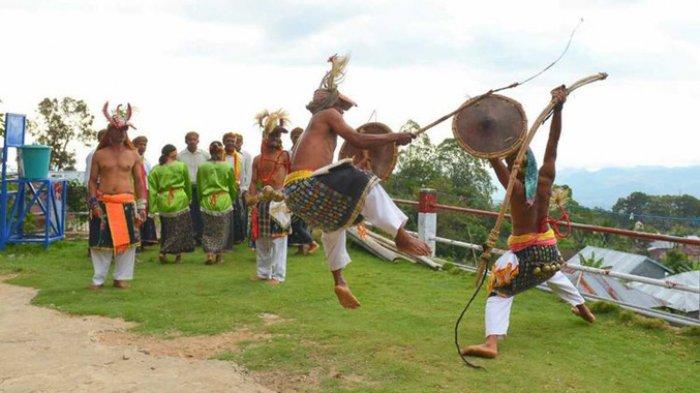 TARIAN CACI-Warga di kampung wisata Melo, Kecamatan Mbeliling, Manggarai Barat, NTT mementaskan tarian Kerangkuk Alu kepada tamu untuk pengembangan wisata berbasis budaya.