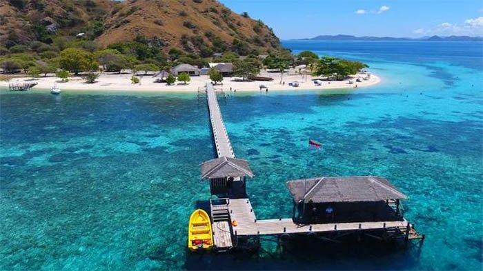 HOTEL BINTANG 5 -- Sebagai satu-satunya hotel bintang 5 di Pulau Kanawa, resor ini menawarkan peristirahatan melalui 18 unit bungalow yang ditempatkan di tepian pantai. Bungalow tersebut sangat luas dan memiliki balkon pribadi yang langsung menghadap laut lepas. Melengkapi keramahan, Kanawa Resort turut menyediakan restoran, bar, dan layanan tur wisata. Anda dapat menemukan resor ini di sisi selatan Pulau Kanawa.