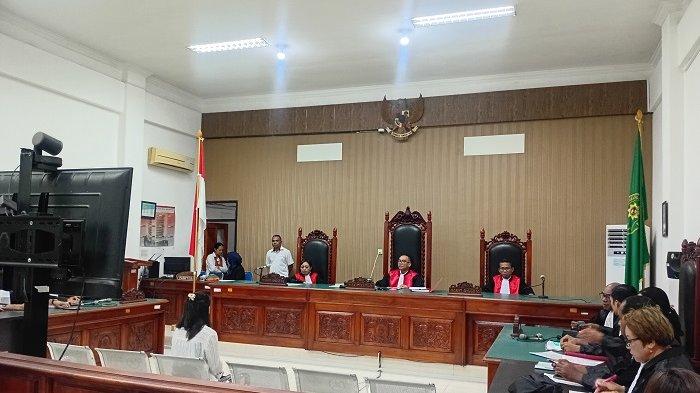 SIDANG FANI - Sidang perdana kasus kekerasan seksual Eks Kapolres Ngada Fajar Widyadharma dengan terdakwa Fani, digelar hari ini di PN Kupang, Senin (30/6).