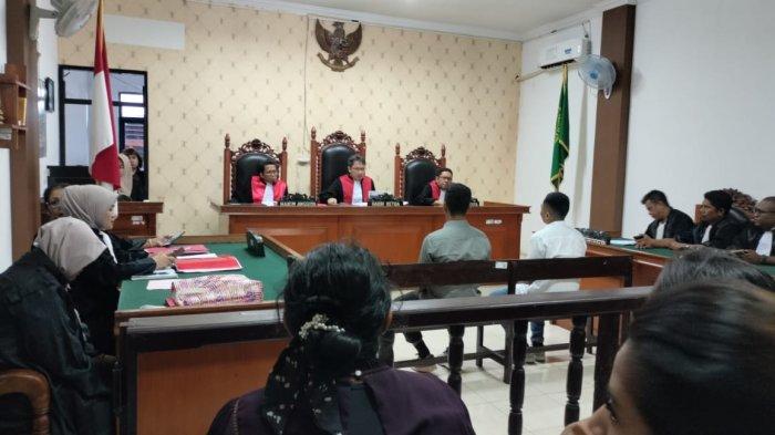SIDANG TRANSPUAN -- Richie Vannes Kana dan Alan manafe, dua dari empat terdakwa kasus pembunuhan transpuan Oktovianus alias Desy Tafuli, di Pengadilan Negeri Kupang, Kamis (16/5).