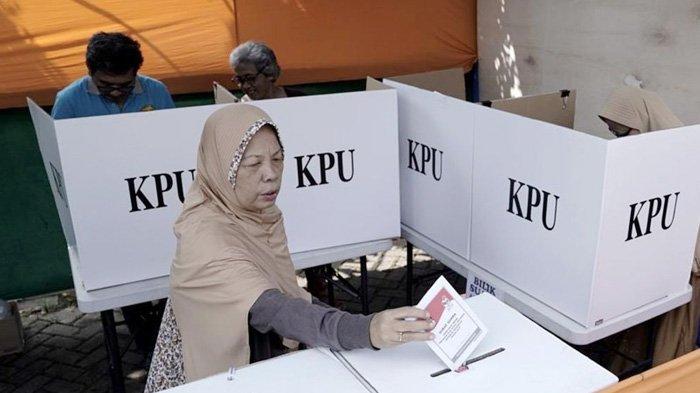 Warga memasukkan surat suara ke kotak suara di Tempat Pemungutan Suara 30 Kelurahan Cibodasari, Cibodas, Tangerang, Banten dalam Pemilu 2019, Rabu (17/4/2019).