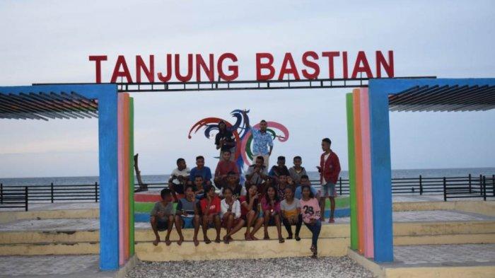 Siswa SMK Clarent foto bersama di destinais wisata Pantai Tanjung Bastian