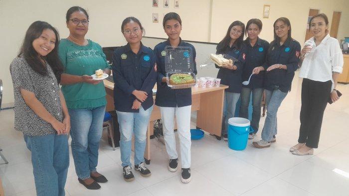 KUE PERPISAHAN ANAK MAGANG - Kuliner NTT Kue Chifon dan Kue Sponge Mengakhir Tugas Magang Alfa dan Omega Di Mabes Pos Kupang, pose bersama mahasisiwi di Pos Kupang, yakni Nona Vania, Priska, Olga, Vikri, Nadya serta Tiara, dan ibu dosen Maria Viadolorosa Pabha Swan (kanan) serta Ibu Methil Dhiu (kedua kiri awak redaksi Pos Kupang)