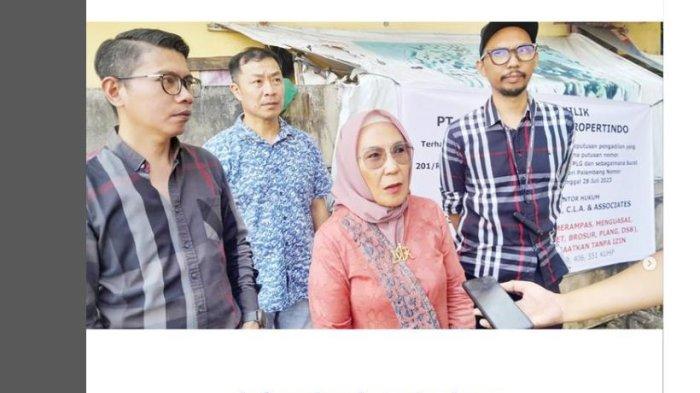 Pemasangan stiker pada sejumlah ruko sepanjang Jalan Jenderal Sudirman dan plang pemberitahuan milik ahli di tanah eks gedung Cineplex Cinde menuai polemikjadi Berita Viral