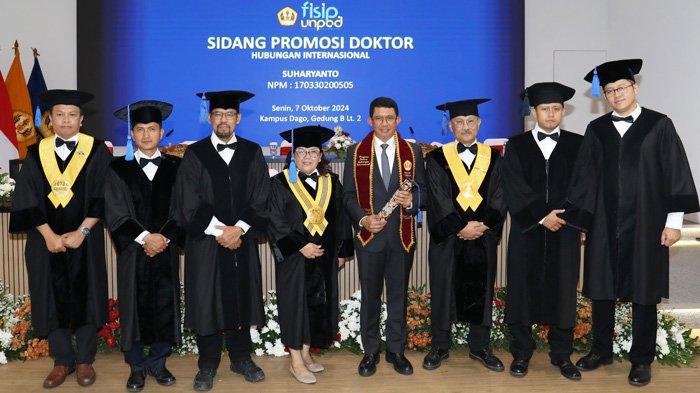 Penobatan gelar Doktor Hubungan Internasional kepada Kepala BNPB Suharyanto usai menjalani sidang terbuka di Ruang Sidang Program Pascasarjana Fisip Kampus Universitas Padjajaran Bandung, Jawa Barat, Senin (7/10/2024).