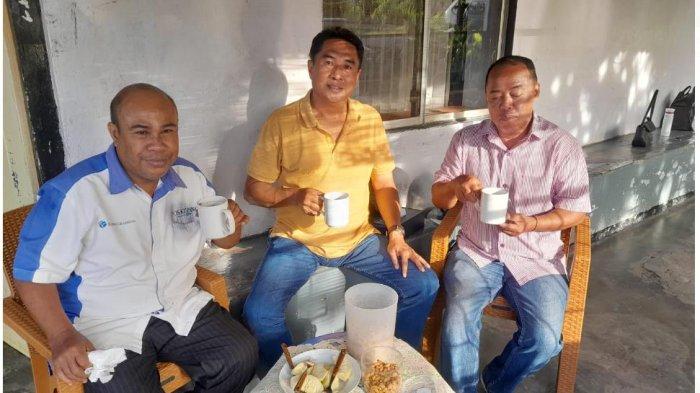 BUAH SUKUN - Nikmati buah sukun rebus bersama teman alumni SMAK Giovanni Kupang Angkatan 1986 bro Johan Oematan, SH, M.Hum yang juga Anggota Komisi II DPRD NTT di rumah kediaman bro Ferry Ndoen, S.So (wartawan senior) dan bro Bela Van Houten di Kediaman Ferry Ndoen di Kelurahan Pasir Panjang, Kecamatan Kota Lama, Kota Kupang, Senin 9 Januari 2023,selamat menikmati berkat Tuhan, GBU