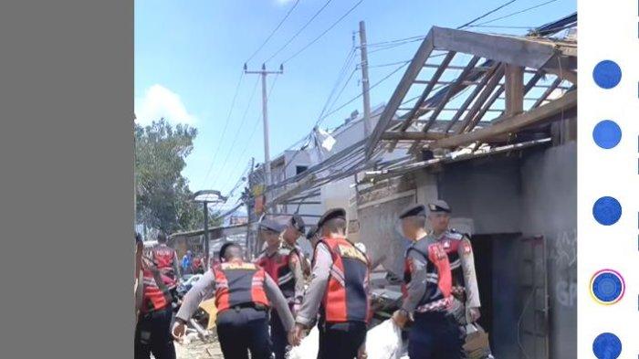 Masyarakat dan TNI Polri bergotong royong membersihkan lingkungan di sekitar Jatinangor Sumedang pasca puting beliung