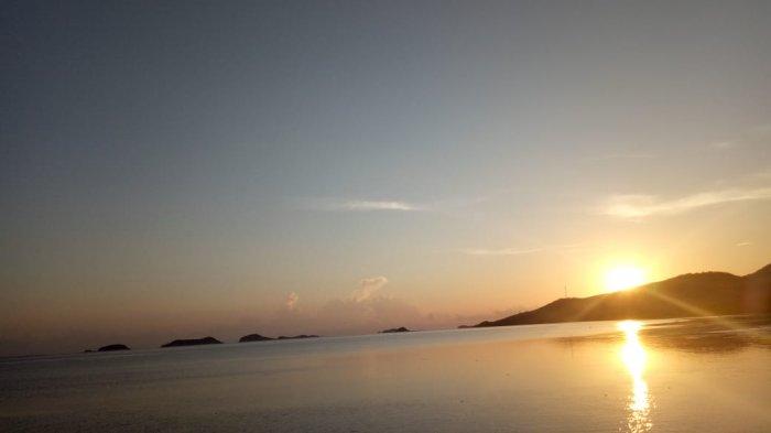 Suasana Sunrise dari Dermaga Wisata 17 Palau Riung Kecamatan Riung Kabupaten Ngada Pulau Flores, Selasa (12/11/2019).