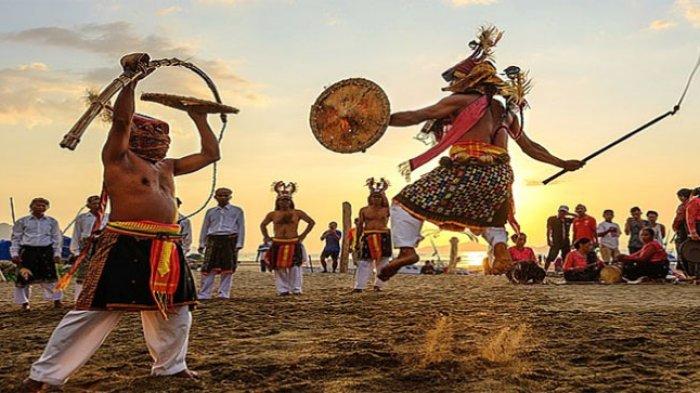 CACI - Tarian Caci dari Manggarai Nusa Tenggara Timur atau NTT. Caci sangat terkenal di Pulau Flores. Tarian ini bisa disaksikan juga saat berkunjung ke Labuan Bajo dan sekitarnya