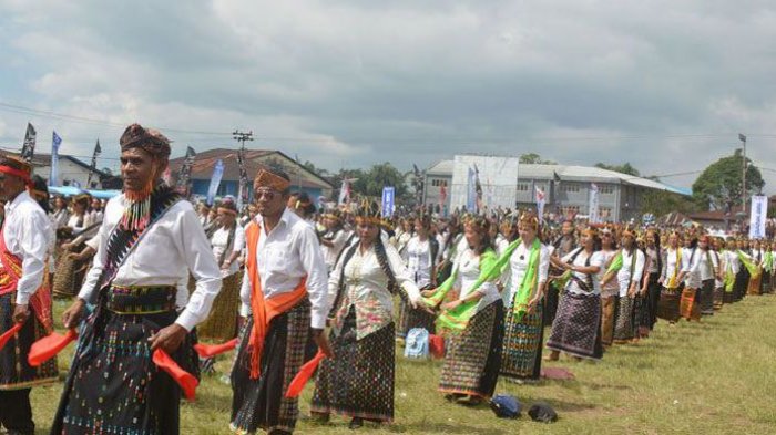 arian massal Ndundu Ndake merupakan tarian khas masyarakat Manggarai dipentaskan di Lapangan Motangrua, Ruteng, ibu kota Kabupaten Manggarai, Flores, Nusa Tenggara Timur. Tarian massal yang melibatkan 1.500 penari ini tampil untuk menyambut peserta Tour de Flores 2017 pada Etape Kelima dari Borong, Kabupaten Manggarai Timur ke Ruteng, Kabupaten Manggarai, Selasa (18/7/2017).