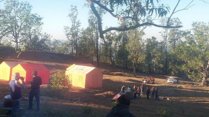 Tenda yang digunakan rombongan Rektor Undana untuk bermalam di lereng Gunung Timau, Amfoang Selatan, Kabupaten Kupang, Jumat (2/8/2019)