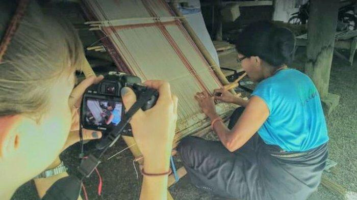 Proses pembuatan kerajinan tenun ikat dan songket tradisional Sumba Timur di Desa Watu Hadang, Kecamatan Umalulu.