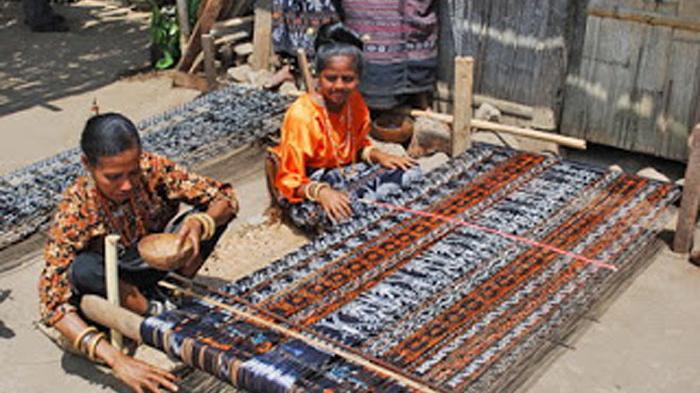 Penenun Sikka dalam proses pembuatan kain tenun ikat